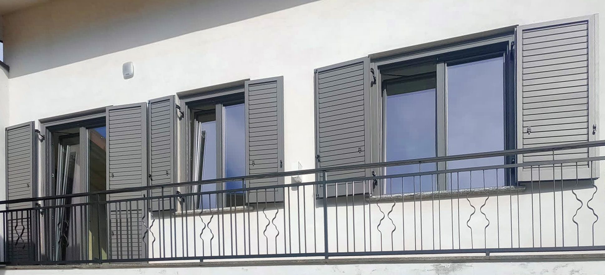 ti stai chiedendo se sia una buona idea sostituire i serramenti in una casa abitata quando si avvicina la stagione fredda.