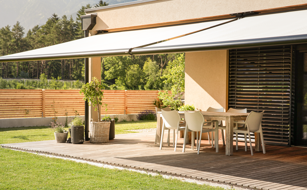 HELLA propone una gamma completa di tende da sole per terrazzi e giardini, disponibili in versioni cassonate, semiaperte, aperte e pergoline. Tutti i modelli sono realizzati con materiali di qualità, resistenti al tempo e progettati su misura. Le tende cassonate proteggono il telo e la meccanica dagli agenti atmosferici, quelle semiaperte offrono equilibrio tra design e funzionalità, mentre le pergoline garantiscono la massima copertura, con optional come motorizzazione, sensori climatici e illuminazione LED integrata. Ideali per chi cerca protezione solare, comfort e design elegante negli spazi esterni a Como e provincia.