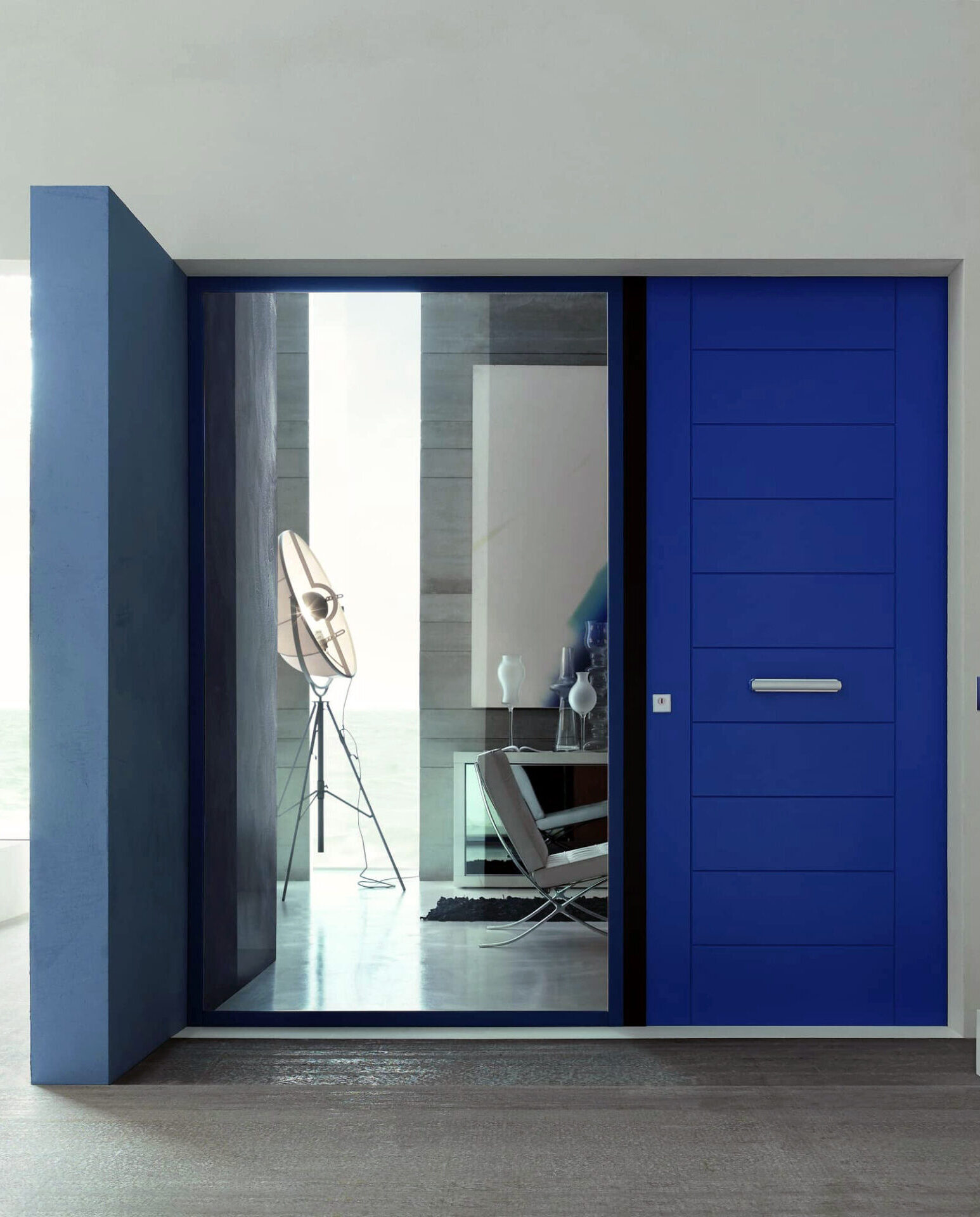 Arredamento e comfort abitativo È la prima blindata con telaio a taglio termico per una casa all’avanguardia. Garantisce un altissimo isolamento termico (U=0,75), ma anche elevate performance nella tenuta all’aria, acqua e vento, oltre che una radicale riduzione nella formazione di condensa. Disponibile con soglia Standard o Plus a taglio termico. È adatta anche alle costruzioni con certificato energetico CasaClima GOLD.